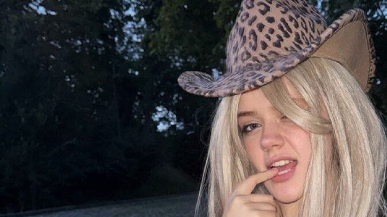 Live Porn Camera of HollyMollys