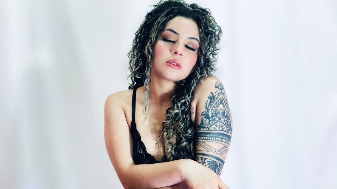 Live Porn Camera of TinyMeyer