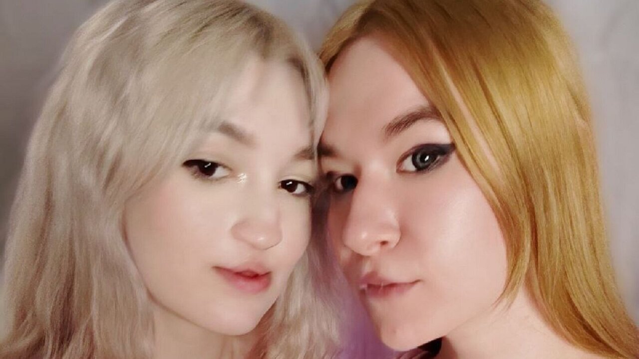 Live Porn Camera of BellaAndBri